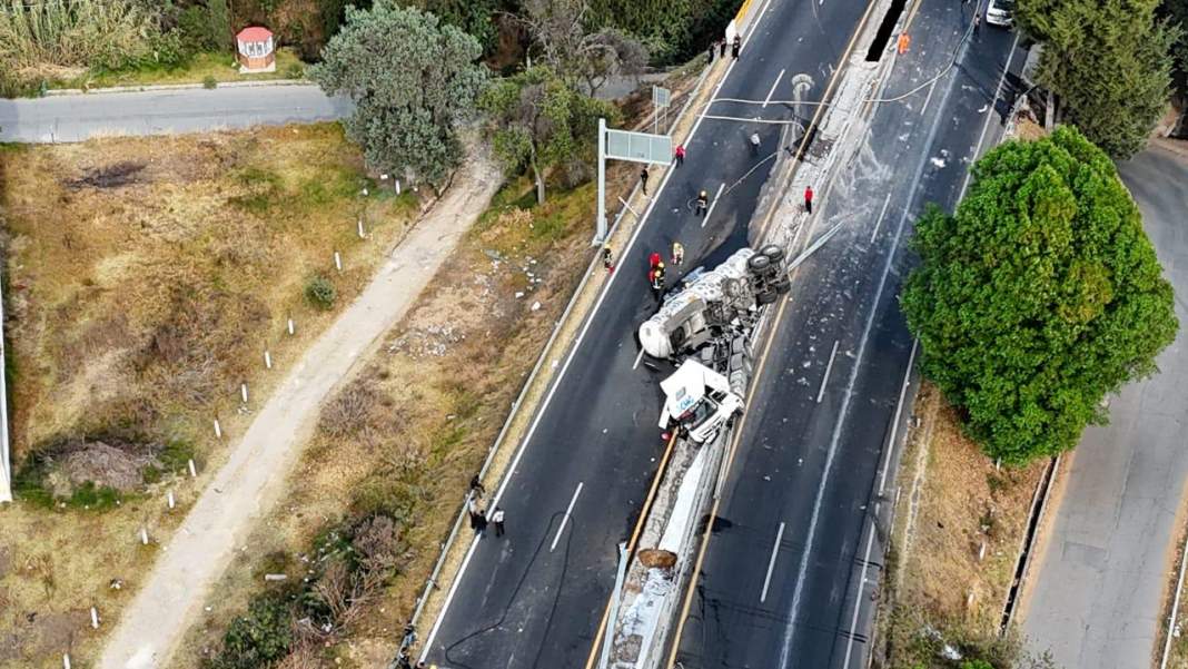 Volcadura de pipa con gasolina paraliza la Tlaxcala–Texmelucan