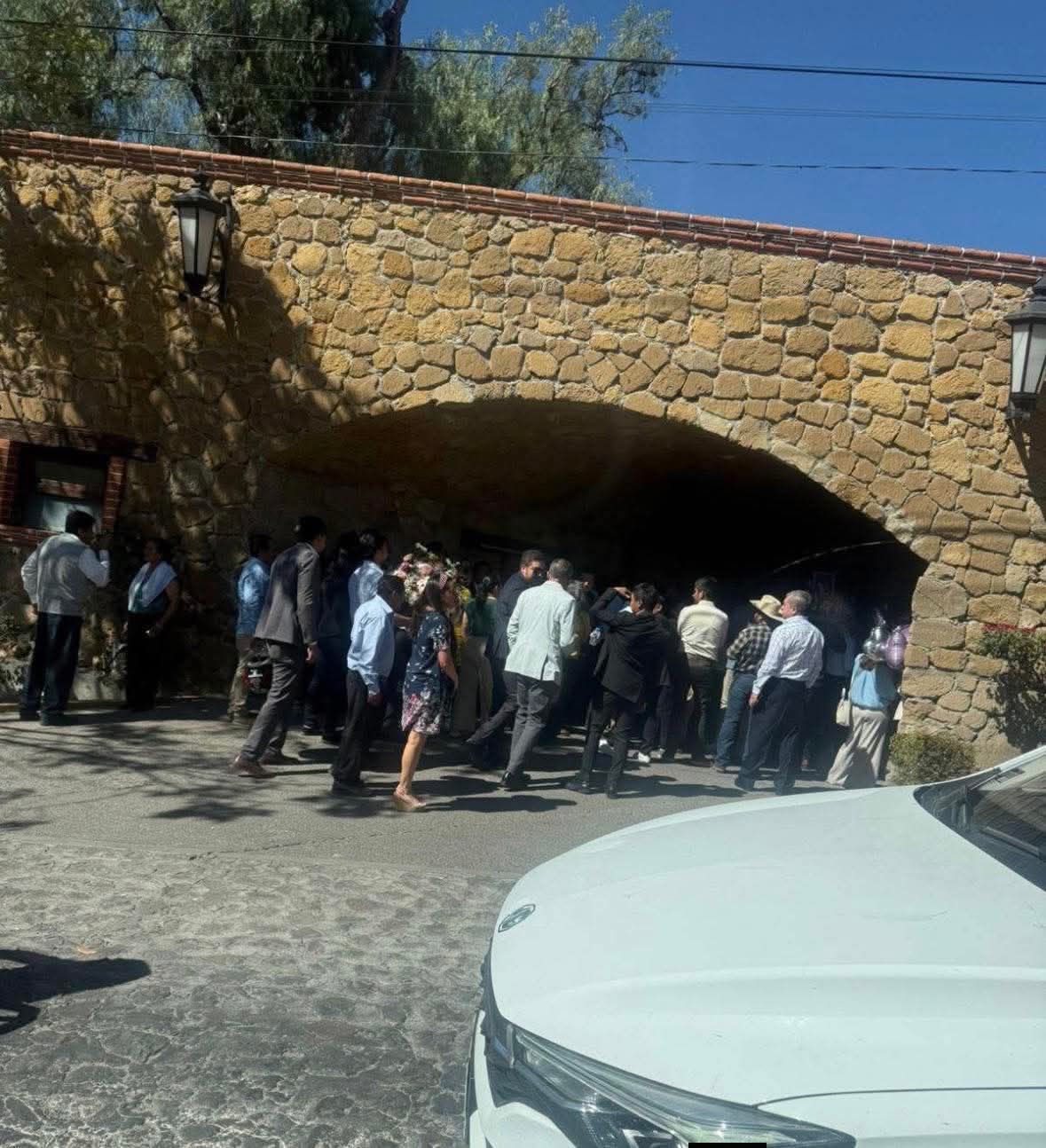 Entre invitados, mariachis, criticas y regalos, Lorena Cuéllar celebra su onomástico