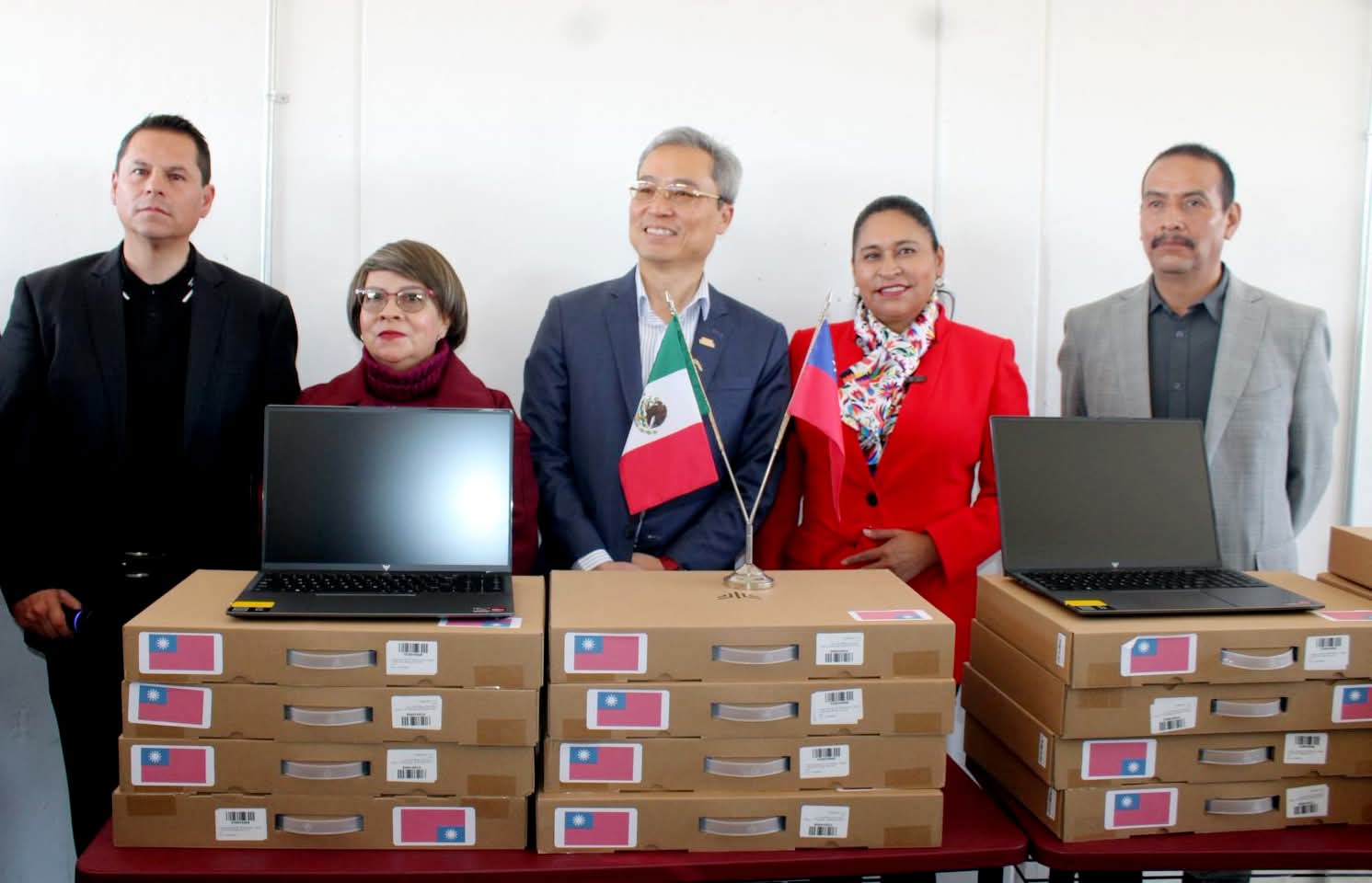 Revés para Ana Lilia Rivera: Embajada de China en México exhibe fraude