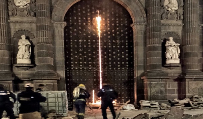 Incendio en Catedral de Puebla ya es investigado por el gobierno; detienen a posible responsable