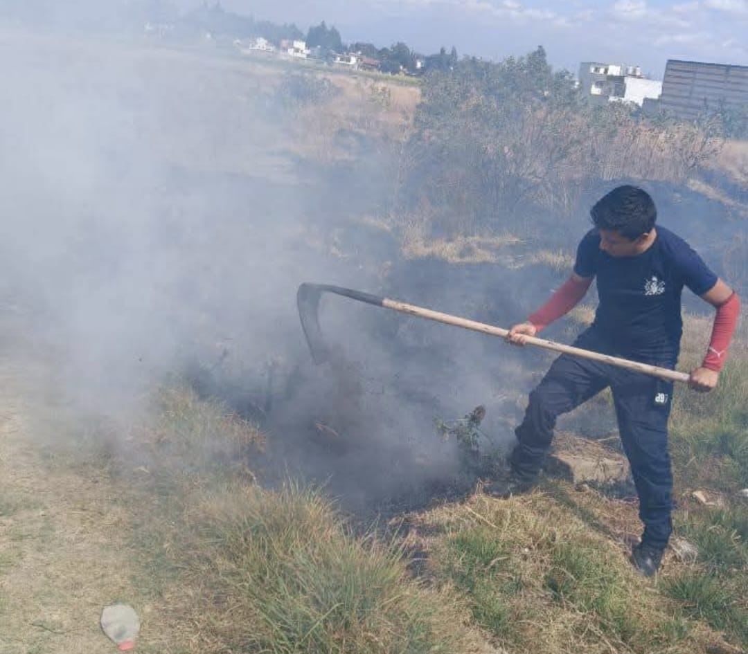 Controlan incendio de pastizal en la carretera Paso de Cortés, reportan cero personas lesionadas