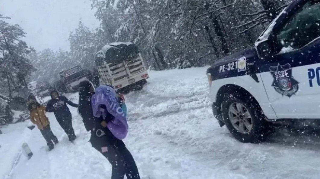 Familia queda atrapada por la nieve en la sierra de Chihuahua