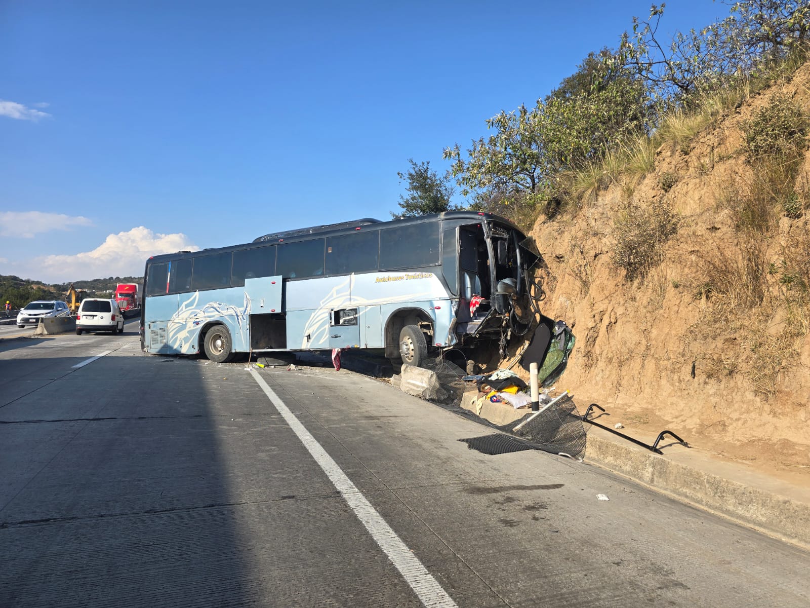Accidente de autobús de turismo en el Arco Norte deja al menos 15 lesionados, en Españita