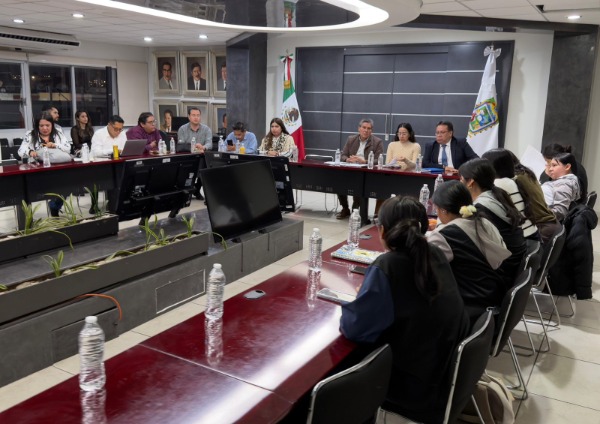 Normalistas de Teteles reciben autobús tras años de exigencias