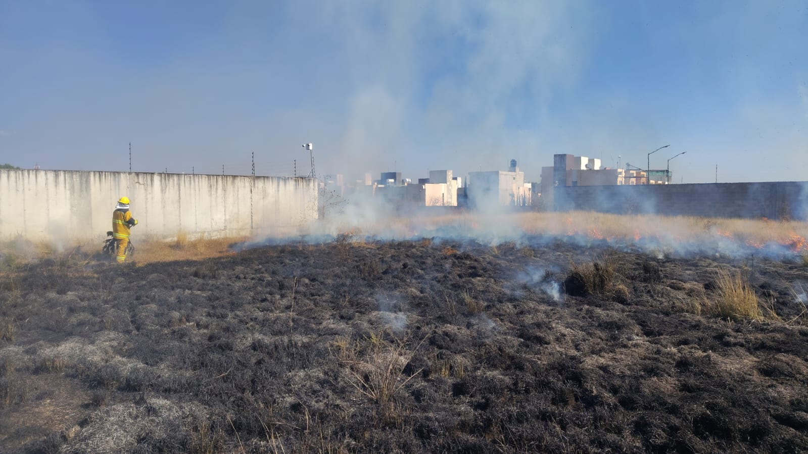 Bomberos de Cuautlancingo controlan incendios de pastizal en Sanctorum y evitan riesgos a la población