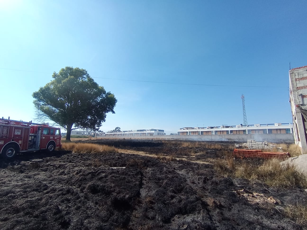 Bomberos de Cuautlancingo controlan incendios de pastizal en Sanctorum y evitan riesgos a la población
