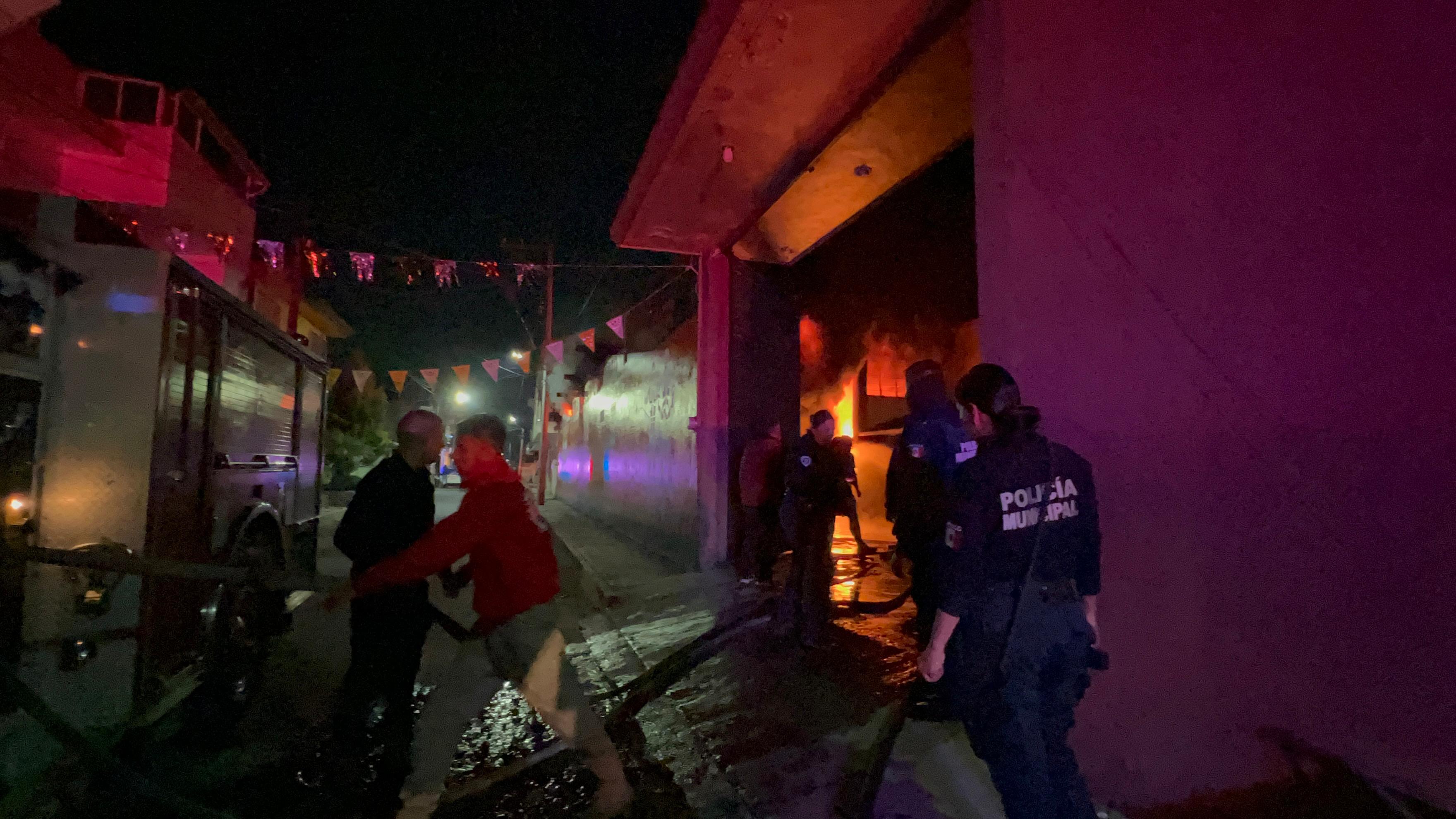 Dirección de Bomberos de Cuautlancingo controla y sofoca incendio causado por el aparente uso de pirotecnia