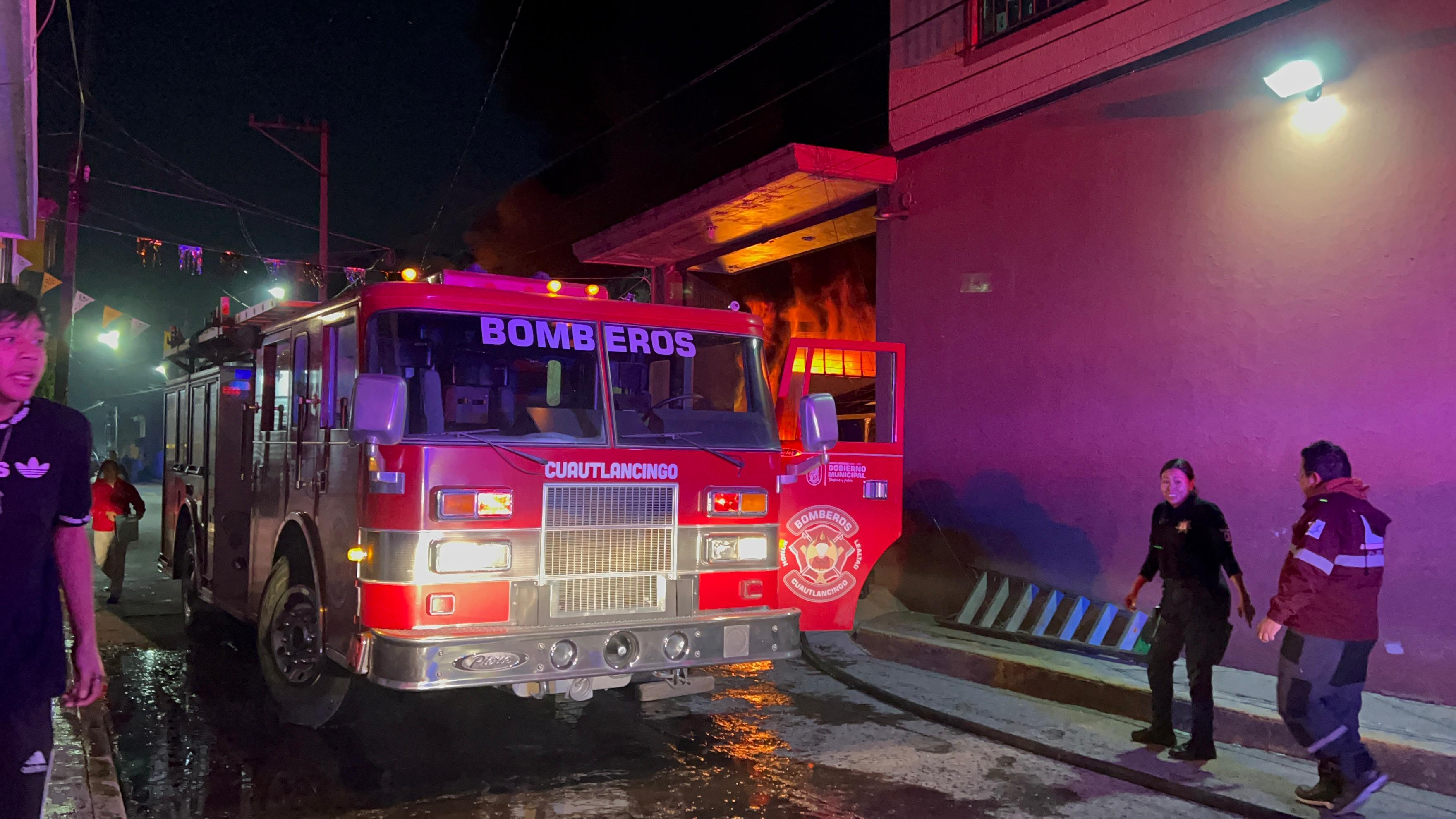 Dirección de Bomberos de Cuautlancingo controla y sofoca incendio causado por el aparente uso de pirotecnia