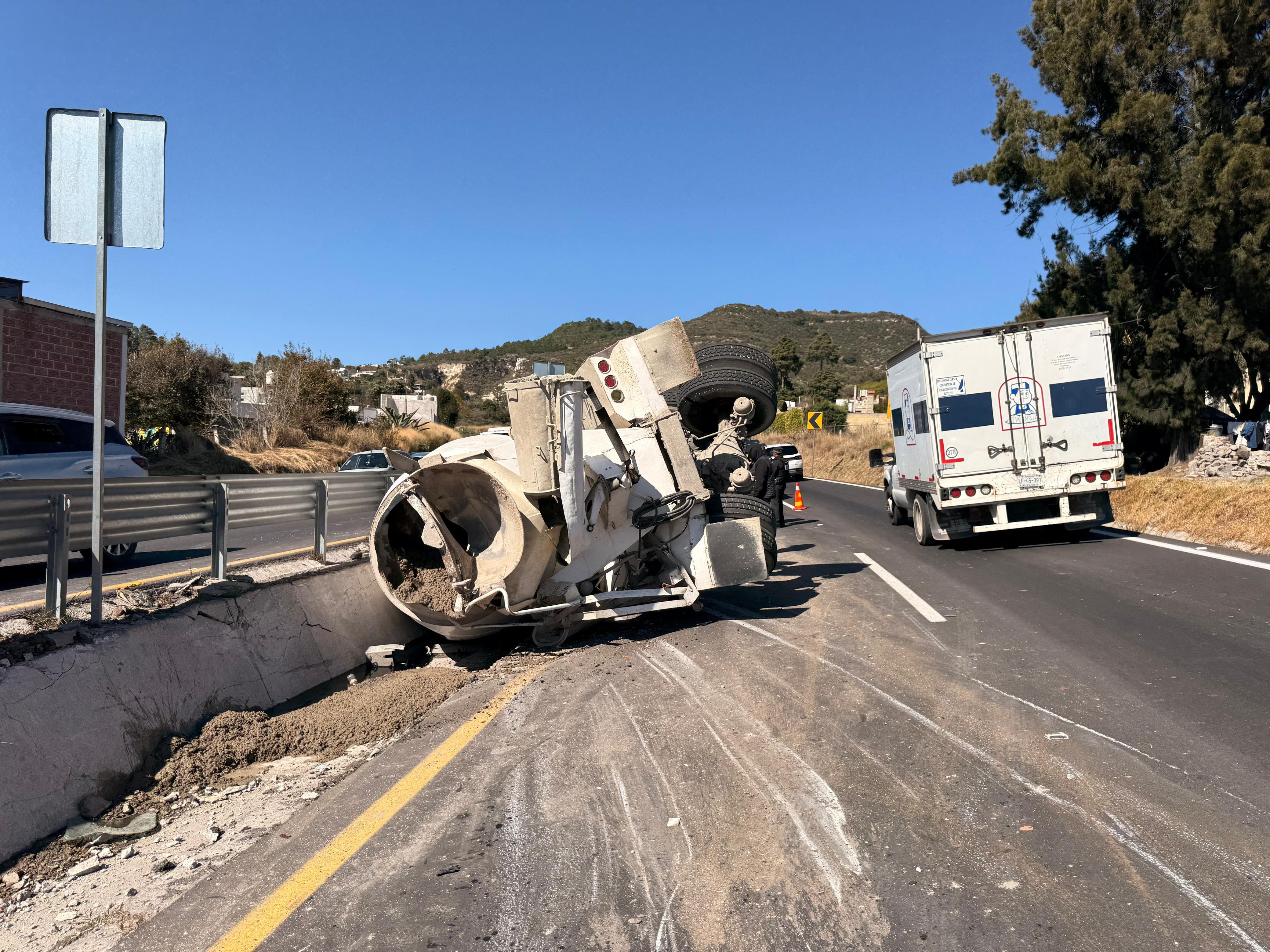 Vuelca camión revolvedora con 20 toneladas de concreto en la Apizaco–Tlaxcala