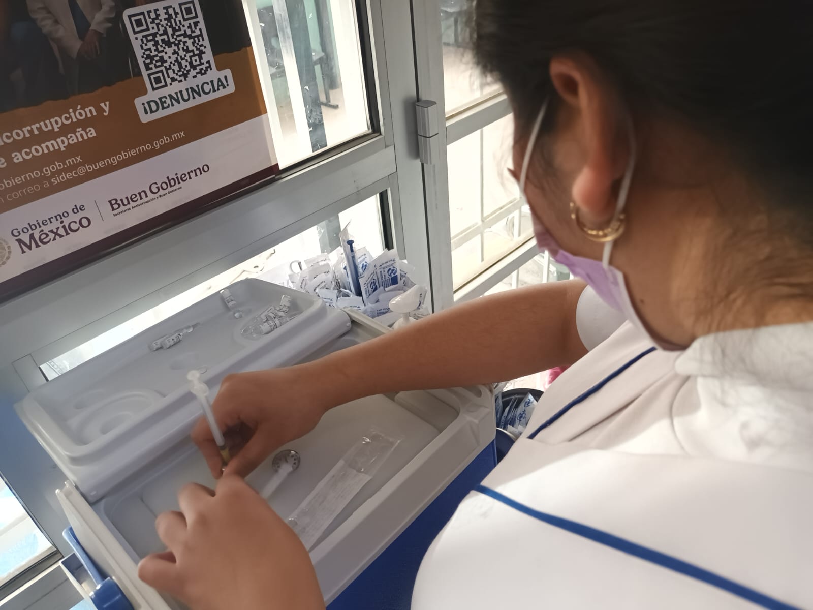 Tonantzin Fernández refuerza jornada de vacunación contra el sarampión en Santiago Momoxpan