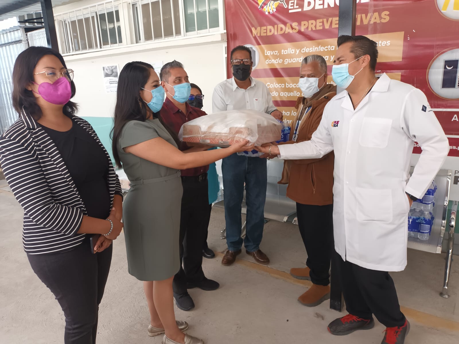 Tonantzin Fernández refuerza jornada de vacunación contra el sarampión en Santiago Momoxpan