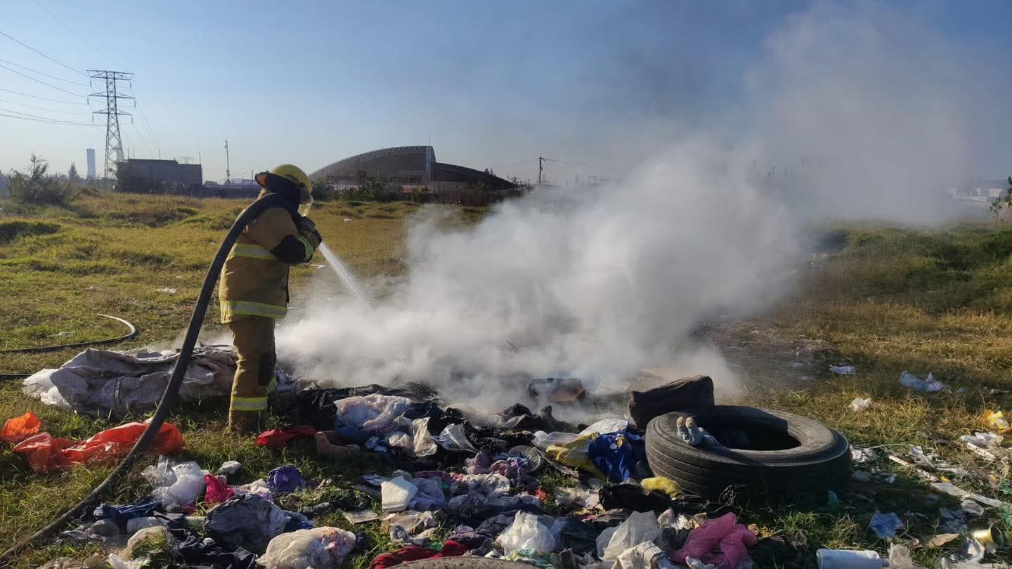 Bomberos de Cuautlancingo sofocan incendio de pastizal en Bello Horizonte