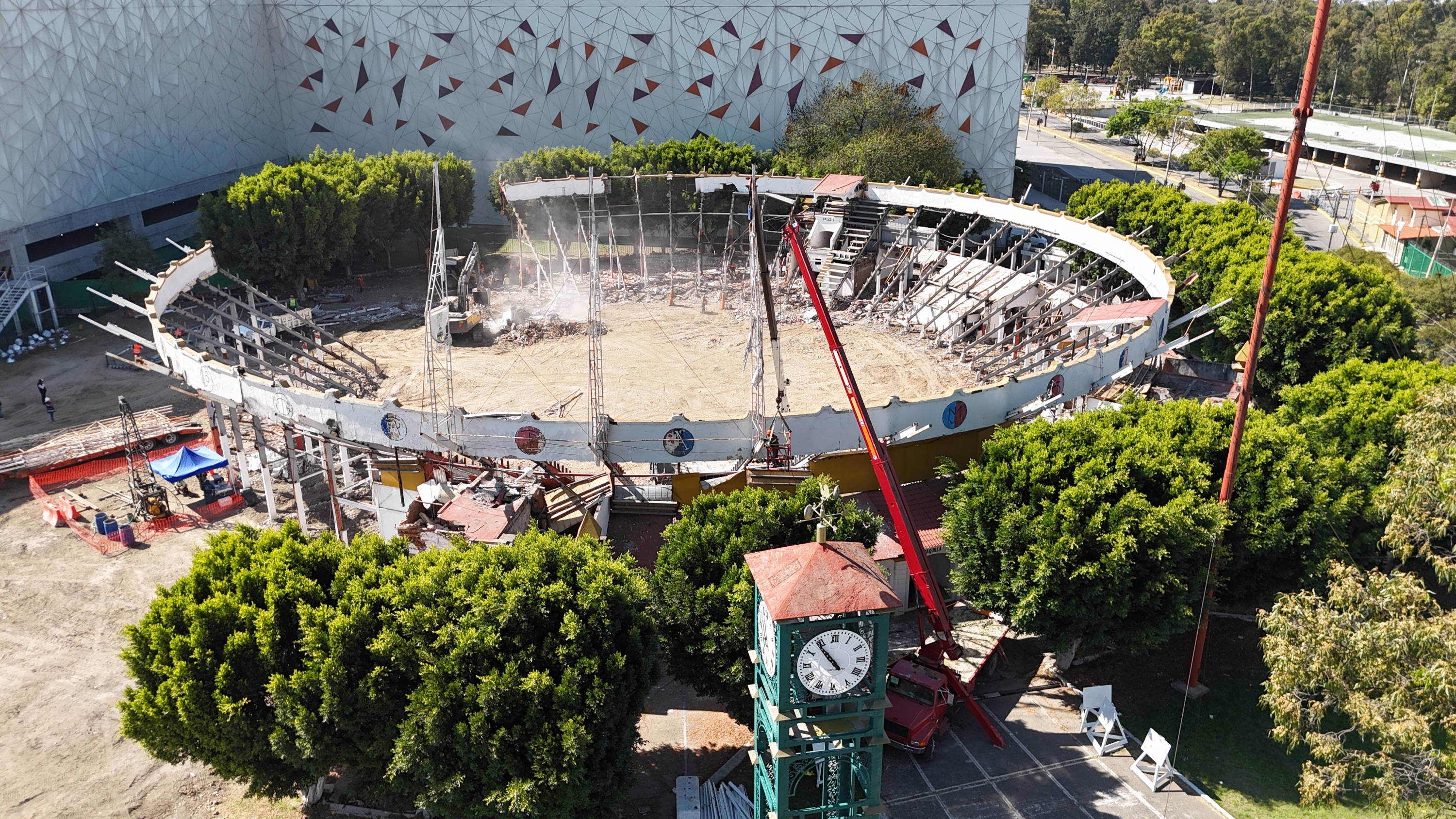 Captan con dron la demolición de la Plaza de Toros El Relicario en Puebla