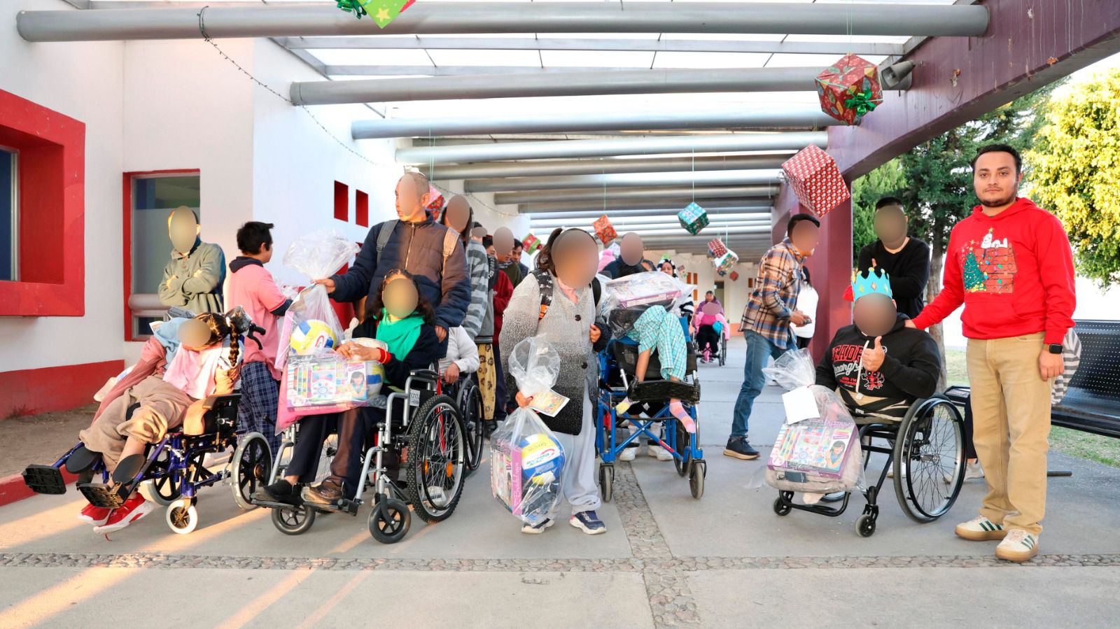 Reyes Magos llenan de alegría las casas de asistencia del SEDIF en Puebla