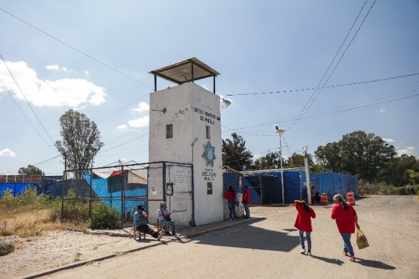 Gobierno implementará inhibidores de señal en dos cárceles de Puebla para combatir extorsión