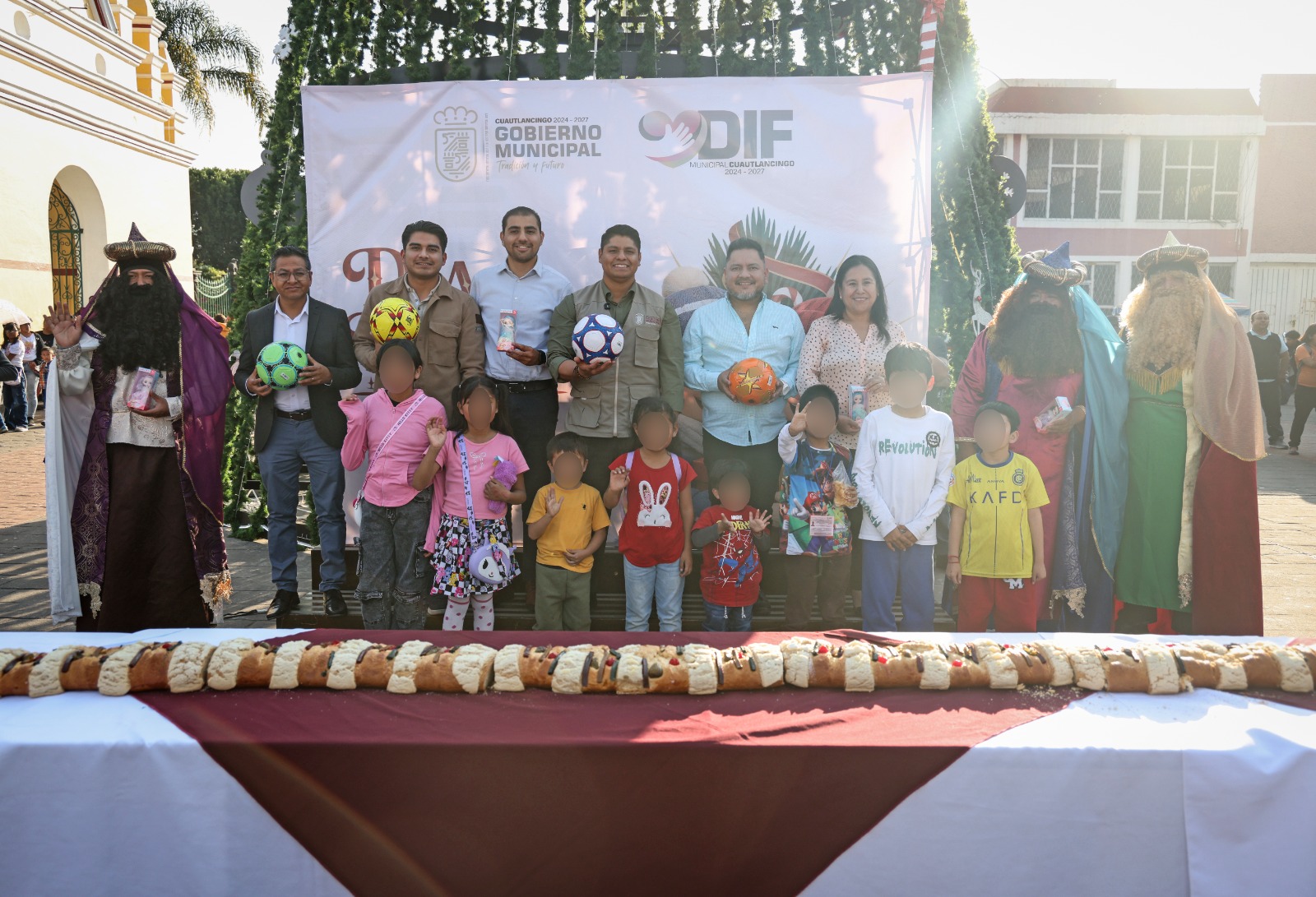 Omar Muñoz encabeza tradicional partida de “rosca de Reyes” en la cabecera municipal 