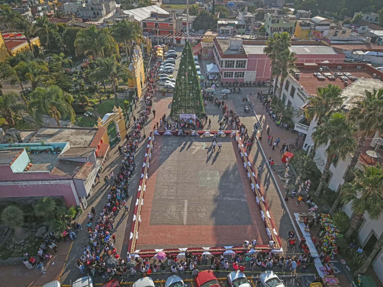 Omar Muñoz encabeza tradicional partida de “rosca de Reyes” en la cabecera municipal 