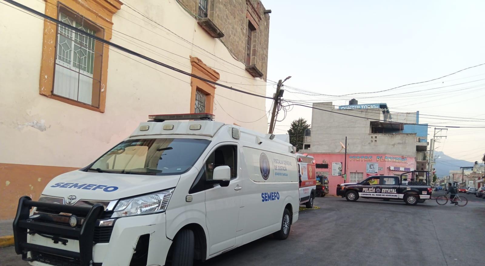 Muere hombre en situación de calle frente a iglesia de Contla; sus perros no se separaron del cuerpo