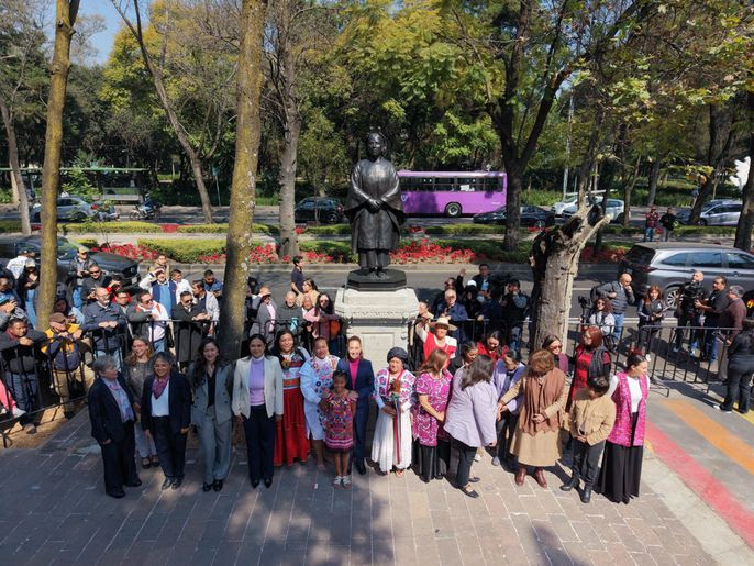 Develan esculturas de mujeres ancestras en Reforma como acto de justicia histórica