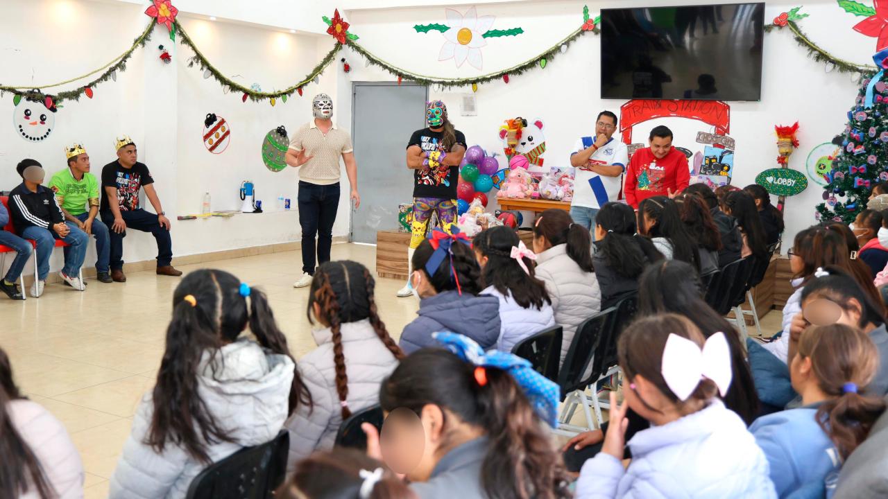 Luchadores del CMLL llevan alegría y motivación a infancias del SEDIF en Puebla
