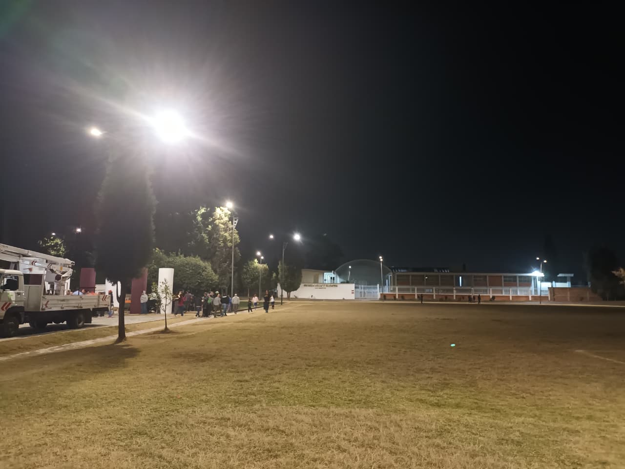 Moderniza Tonantzin Fernández alumbrado público en la Unidad Deportiva de Cuachayotla