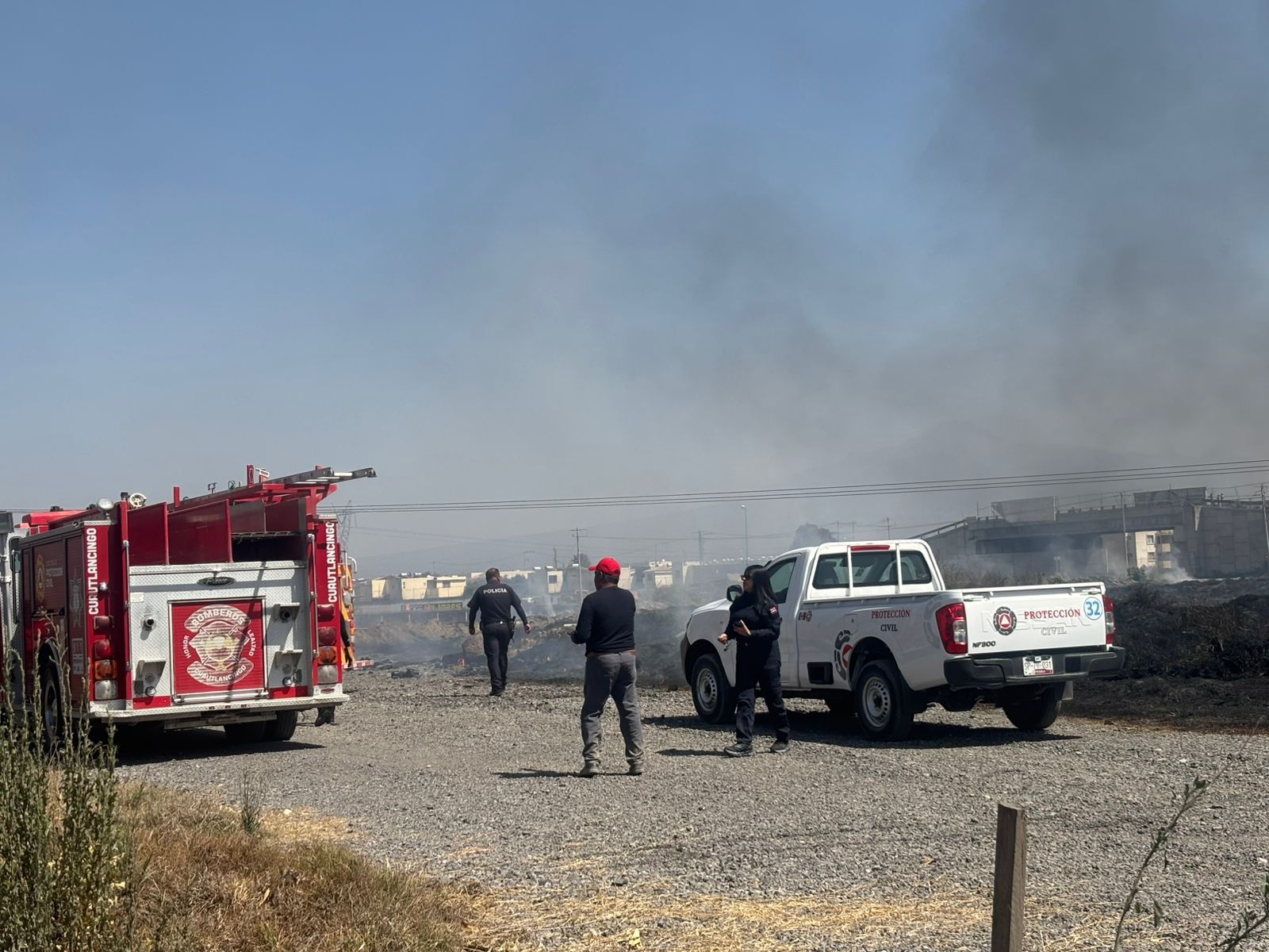 Sofocan incendio de pastizal y plásticos en San Francisco Ocotlán