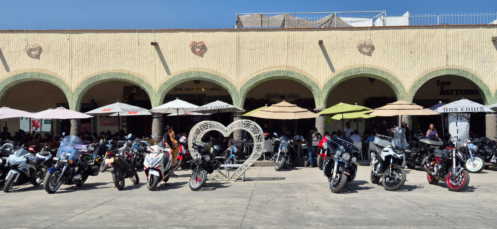 Tonantzin Fernández y Alejandro Armenta dan bienvenida a miles de bikers en Plaza La Concordia