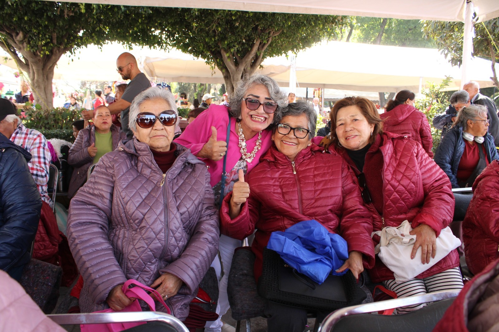 Con respaldo de Ceci Arellano, Lupita Fernández encabeza la entrega de chamarras y cobijas en San Pedro Cholula