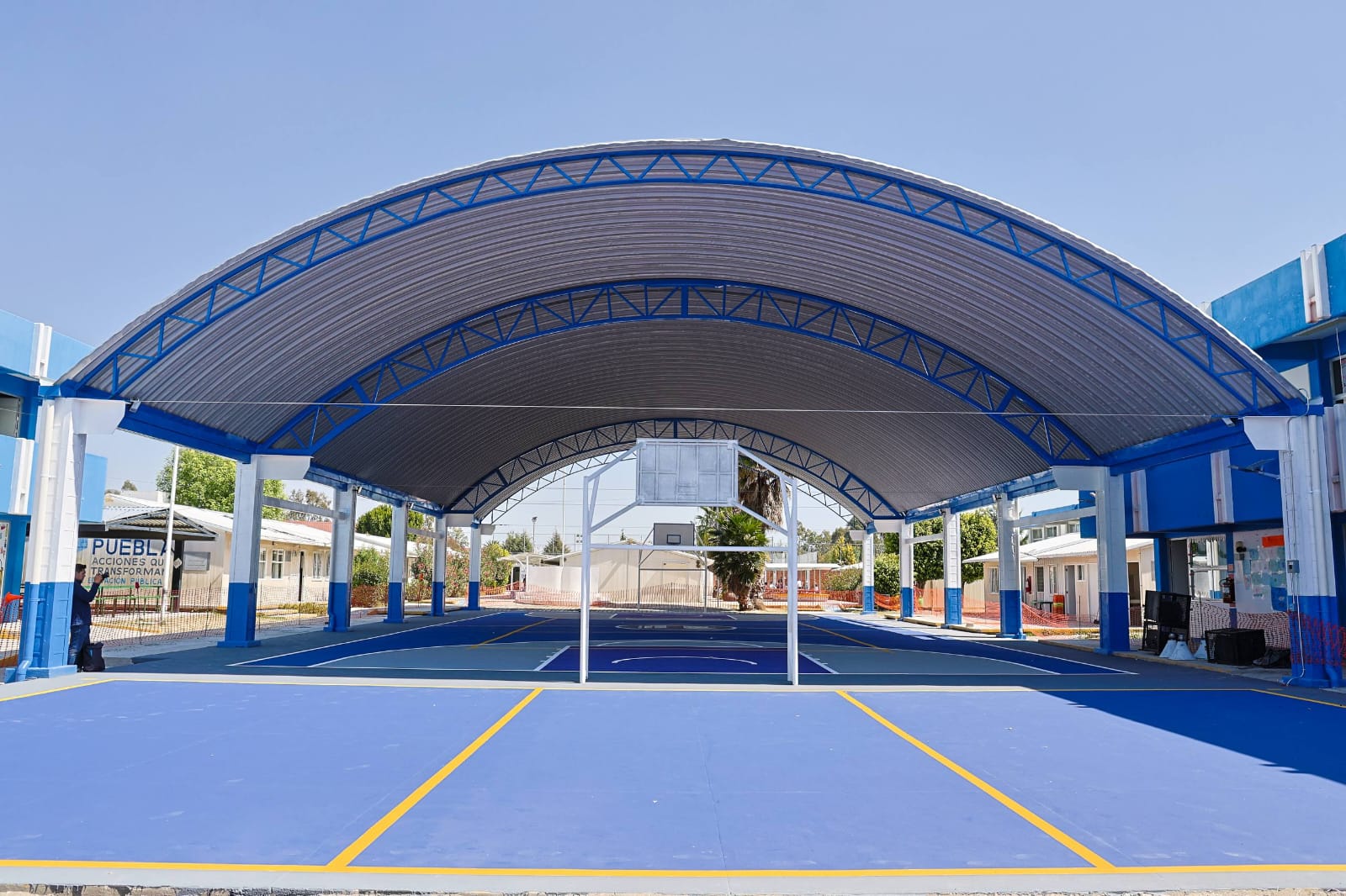 Entrega Guadalupe Cuautle rehabilitación de cubierta en Primaria Unidad Educativa Blandina Torres de Marín