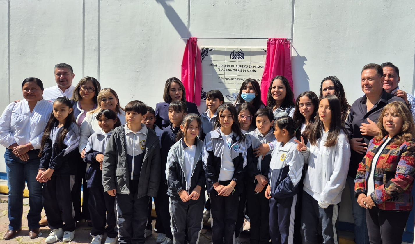 Entrega Guadalupe Cuautle rehabilitación de cubierta en Primaria Unidad Educativa Blandina Torres de Marín
