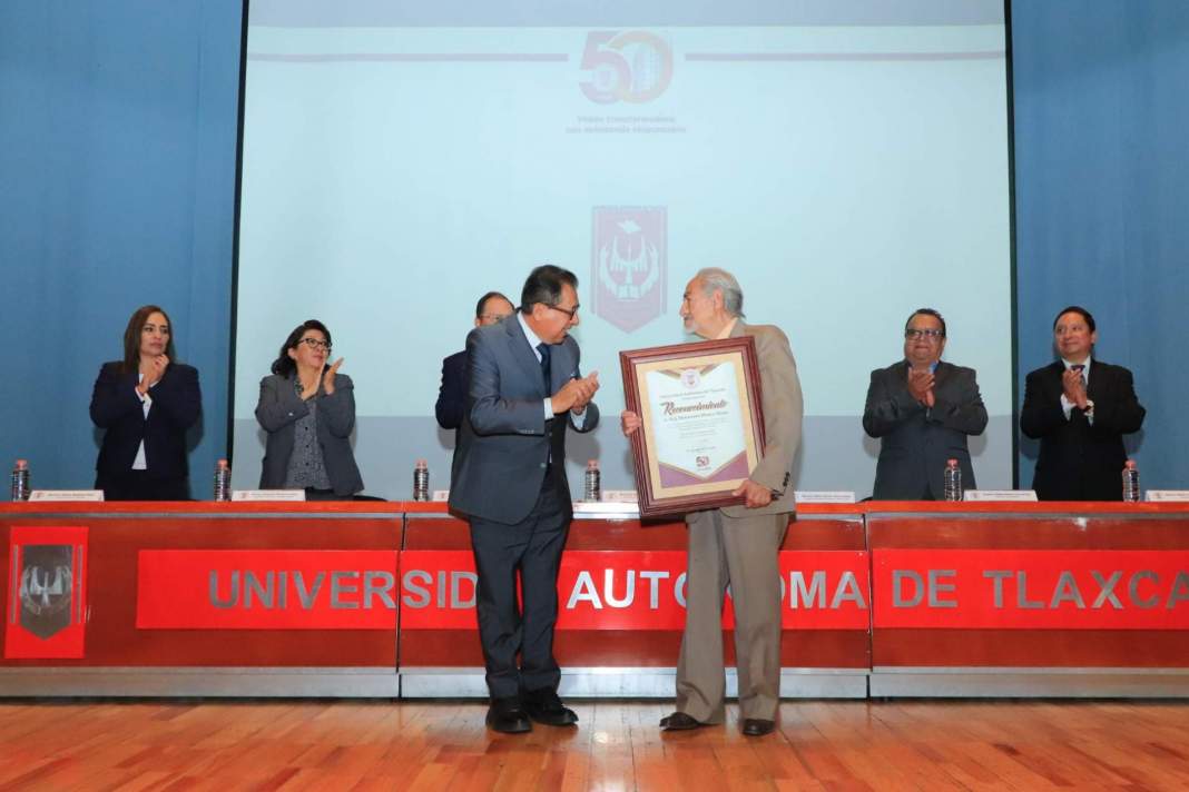 UATx celebra 50 años reconociendo al creador de su escudo universitario