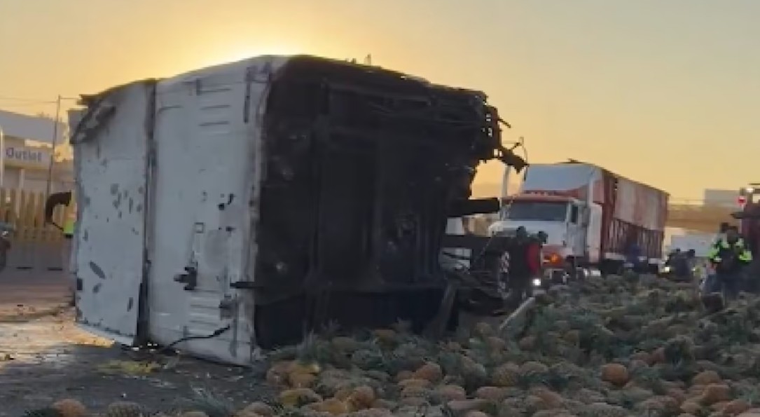 Vuelca tráiler con piñas y desata caos vial rumbo a la CDMX