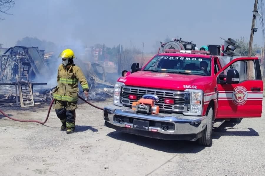 Incendio en San Juan Tlautla deja cuatro vehículos calcinados 