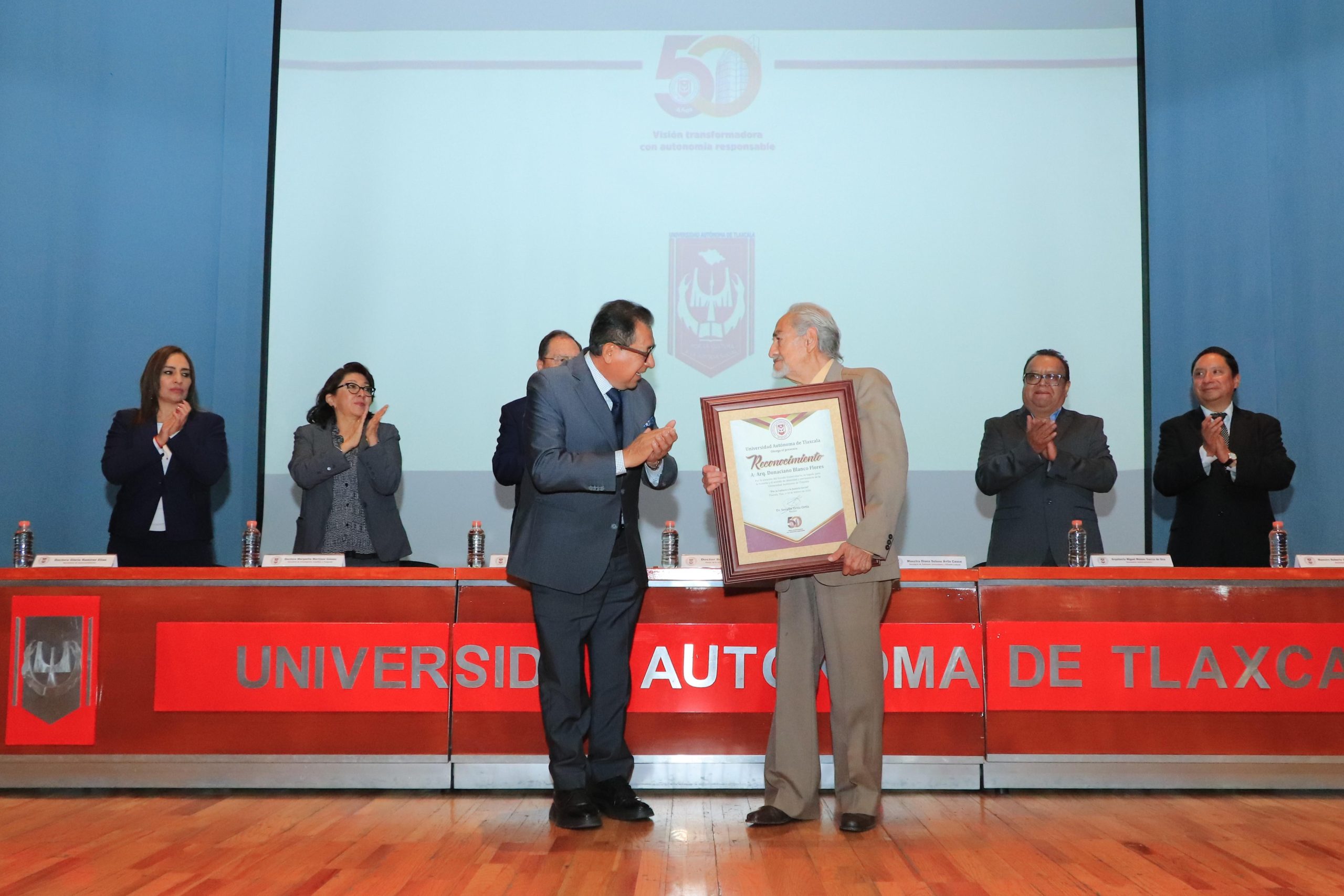UATx honra al creador de su escudo en su 50 aniversario y revive su orgullo universitario