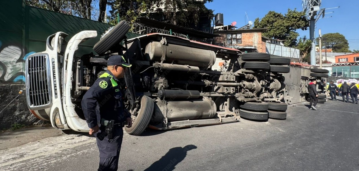Volcadura de tráiler provoca cierre parcial en Viaducto Tlalpan