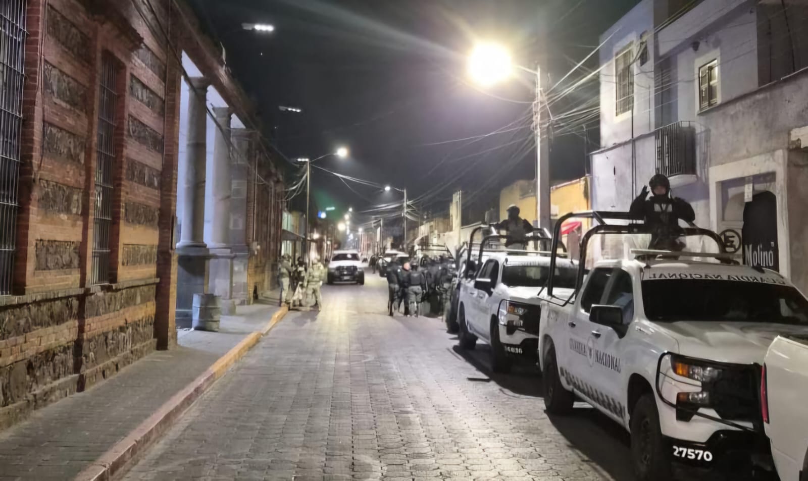 Refuerzan seguridad penitenciaria en penal de San Pedro Cholula; trasladan a 30 internos a Tepexi
