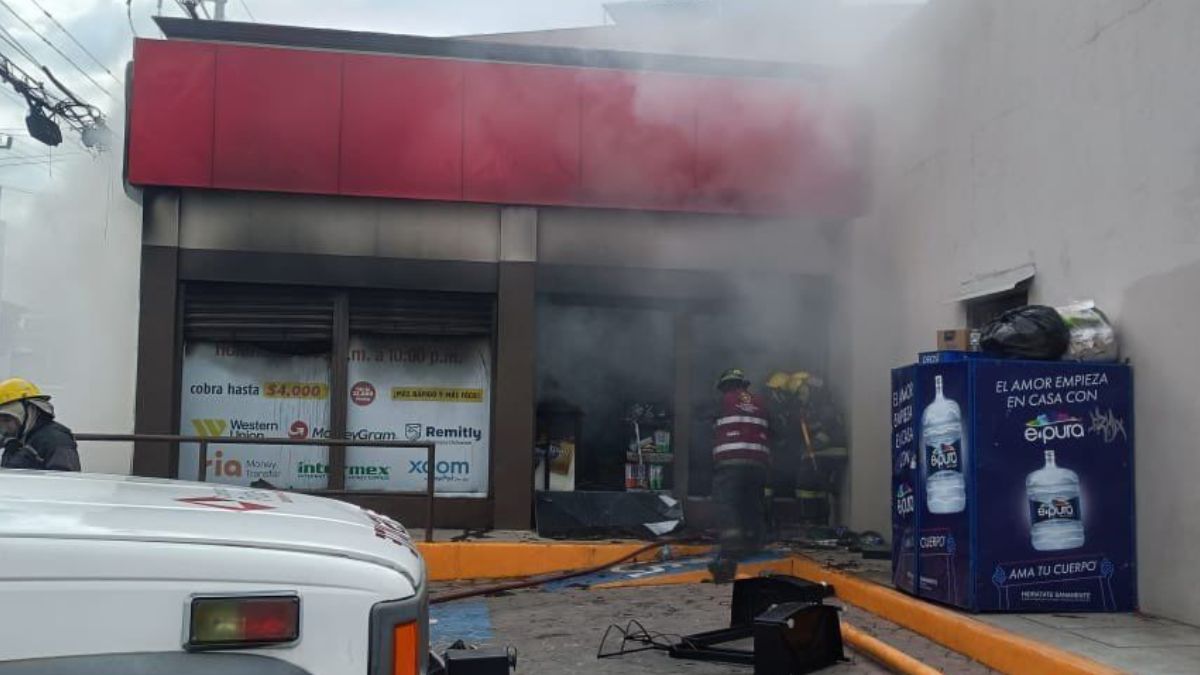 Incendio en tienda Oxxo provoca operativo de emergencia en la capital poblana
