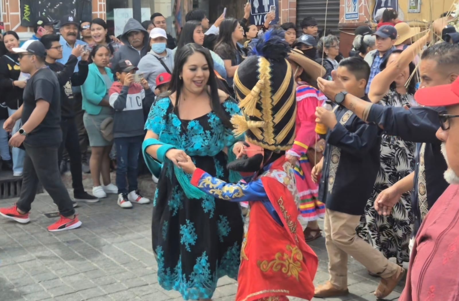Entre cohetones, colorido, baile y tradición, Cholula se rinde al Carnaval 2026