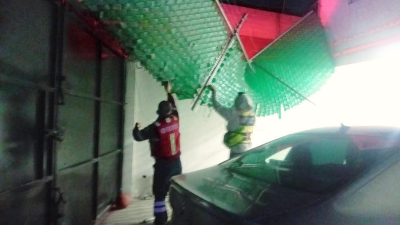 Fuertes vientos en Cuautlancingo provocan el desprendimiento de malla