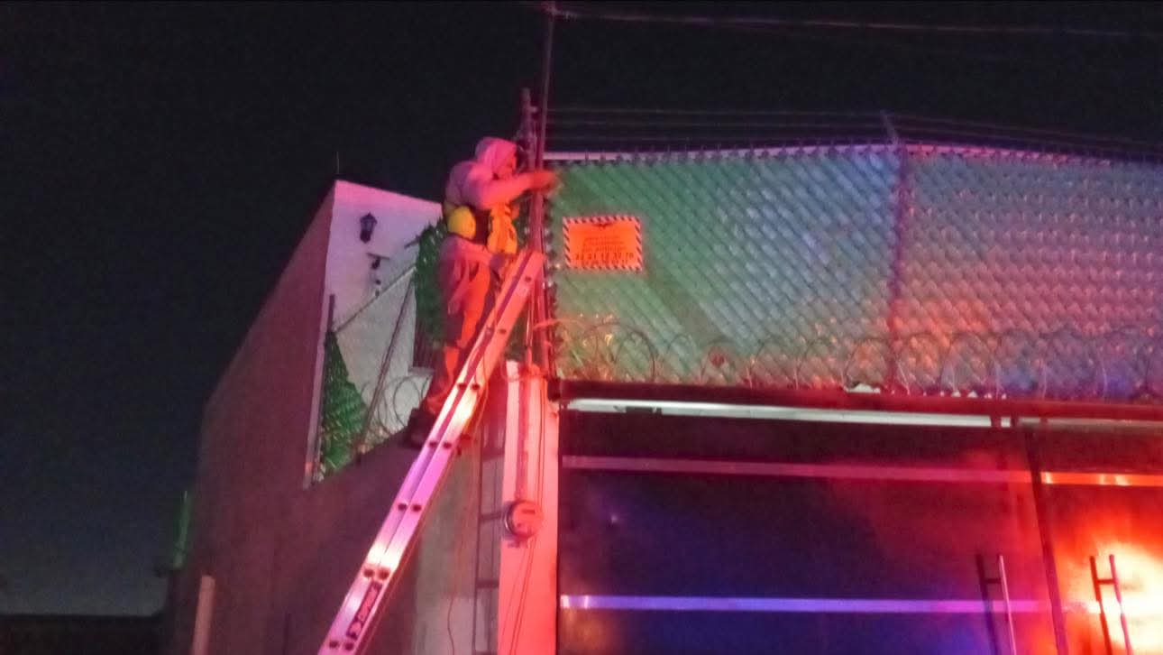 Fuertes vientos en Cuautlancingo provocan el desprendimiento de malla