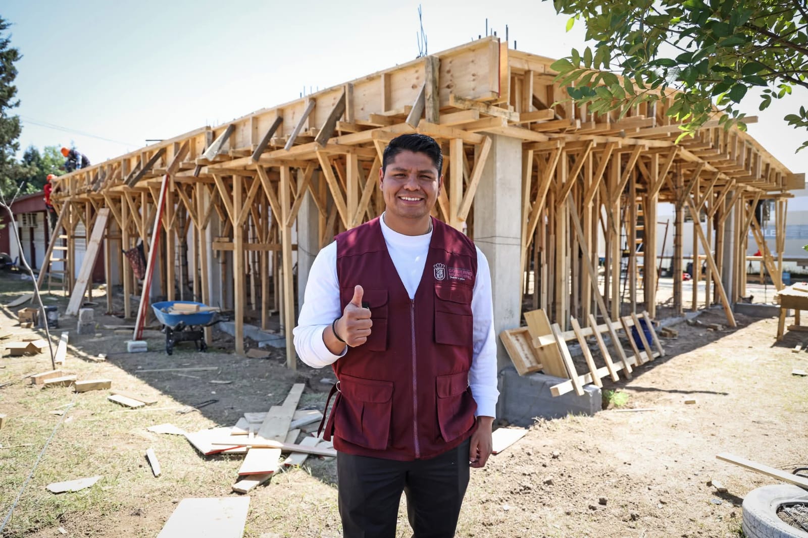 Omar Muñoz supervisa avance de laboratorio de cómputo en Bachillerato Josefa Ortiz de Domínguez