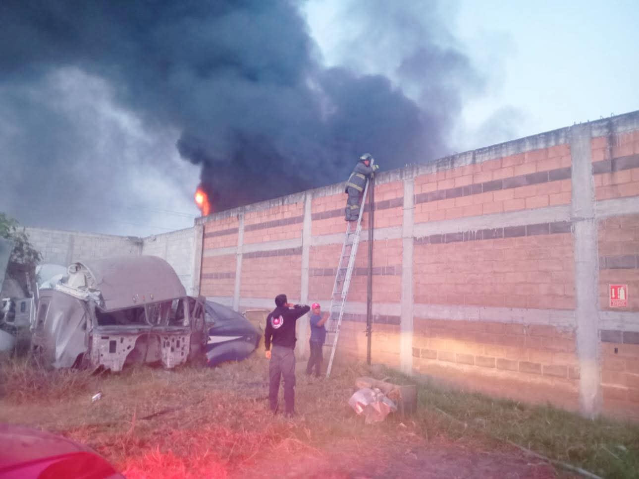 Bomberos de Cuautlancingo sofocan incendio en fábrica ubicada sobre Periférico Ecológico