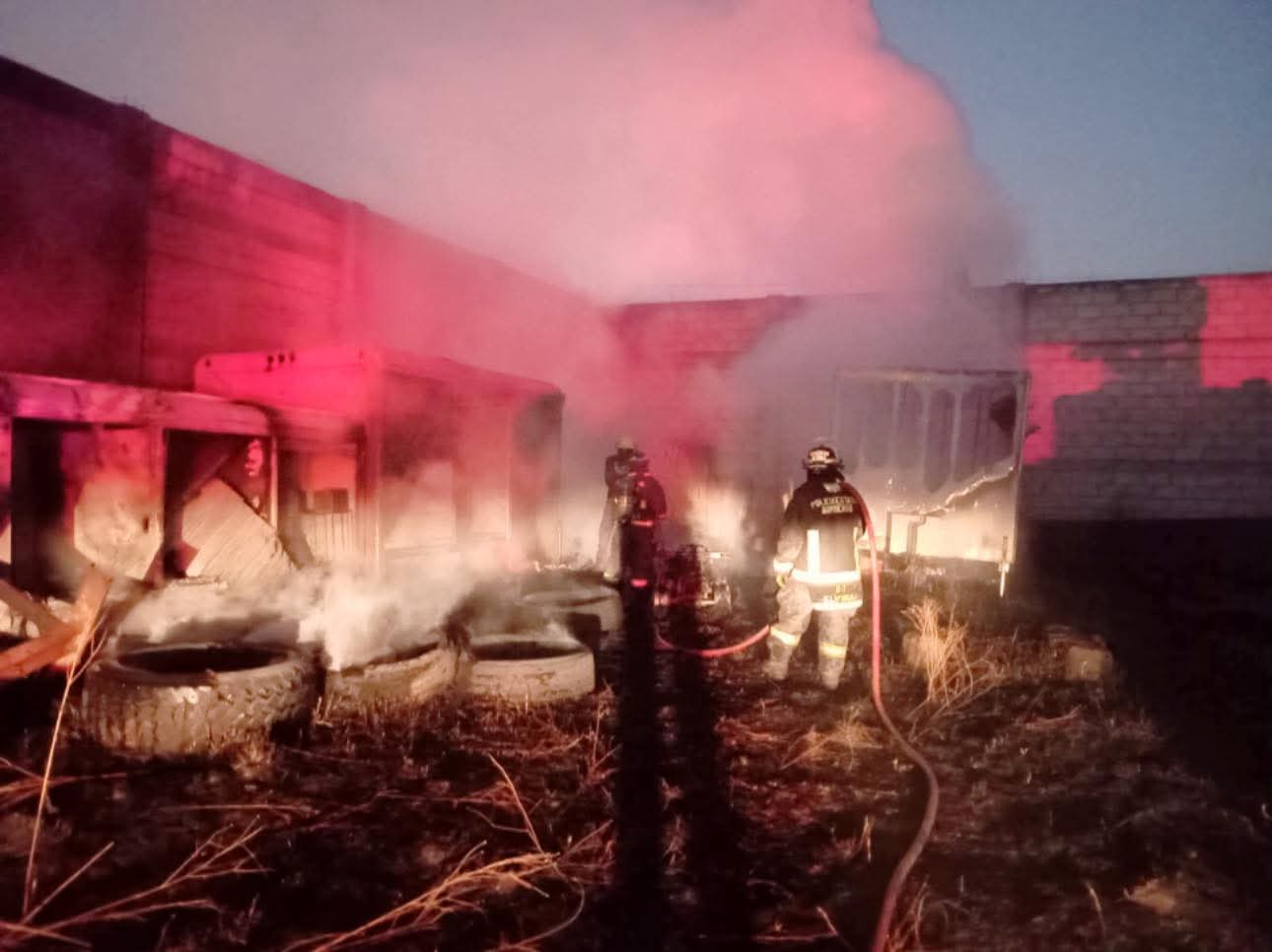 Bomberos de Cuautlancingo sofocan incendio en fábrica ubicada sobre Periférico Ecológico