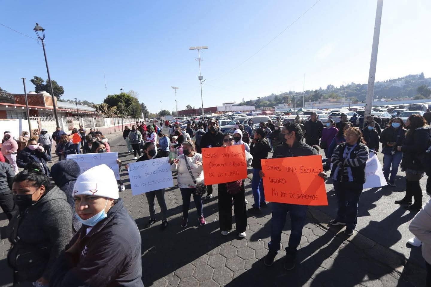 Conflicto por cierre de primaria en Tlaxcala provoca caos en la capital
