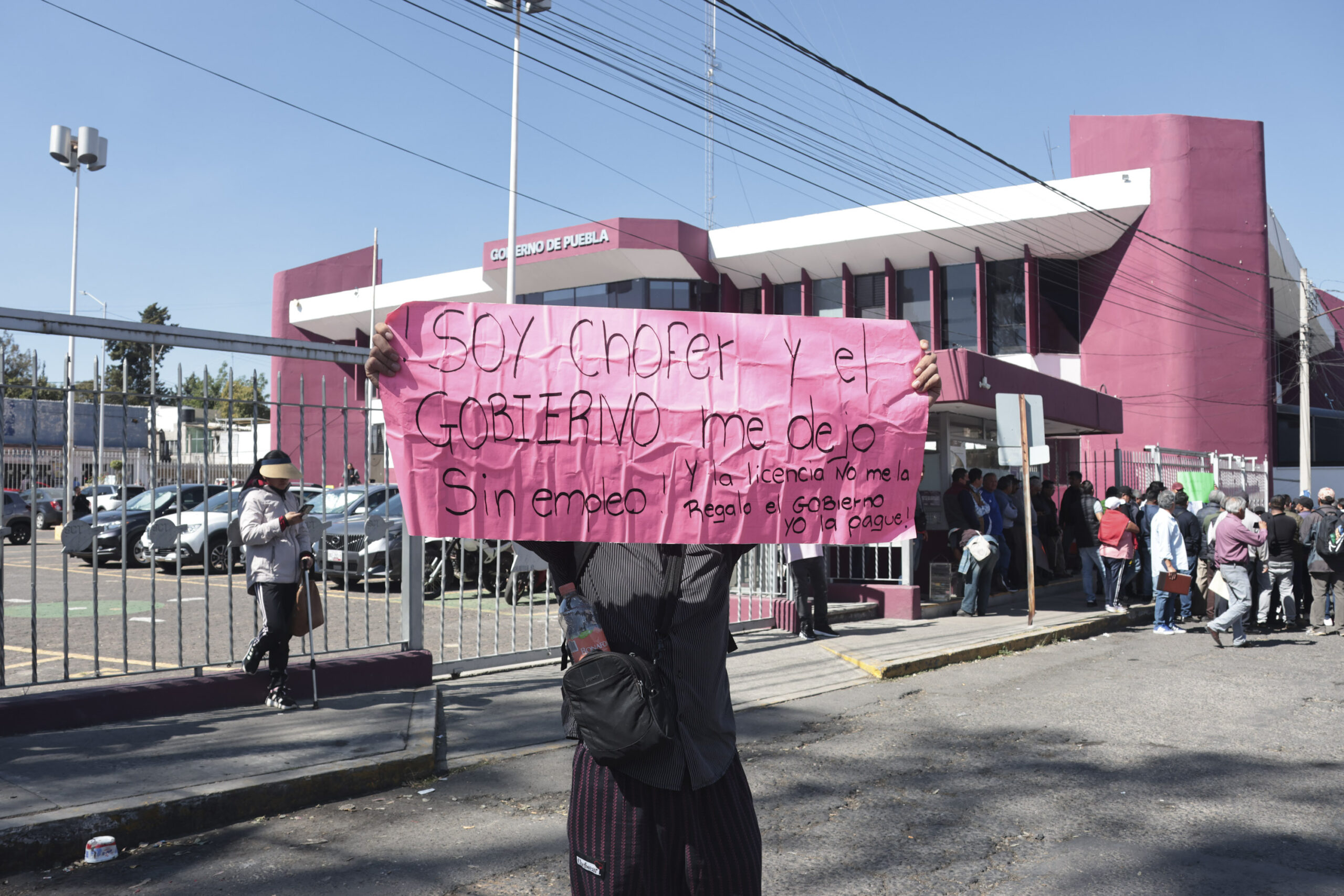 Protesta de transportistas tensiona relación con la SMT por revista vehicular