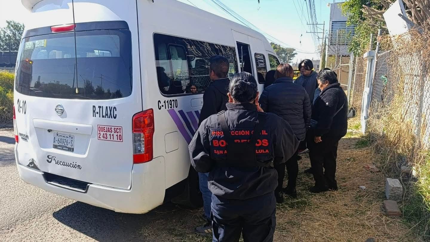 Atienden paramédicos de San Andrés Cholula accidente vial en el Periférico Ecológico