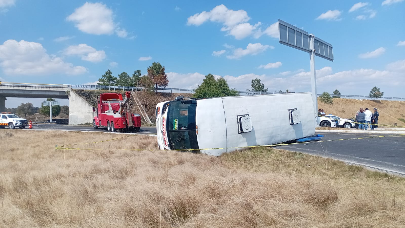 Cuatro heridos tras choque entre autobús y camión de volteo en Ixtenco