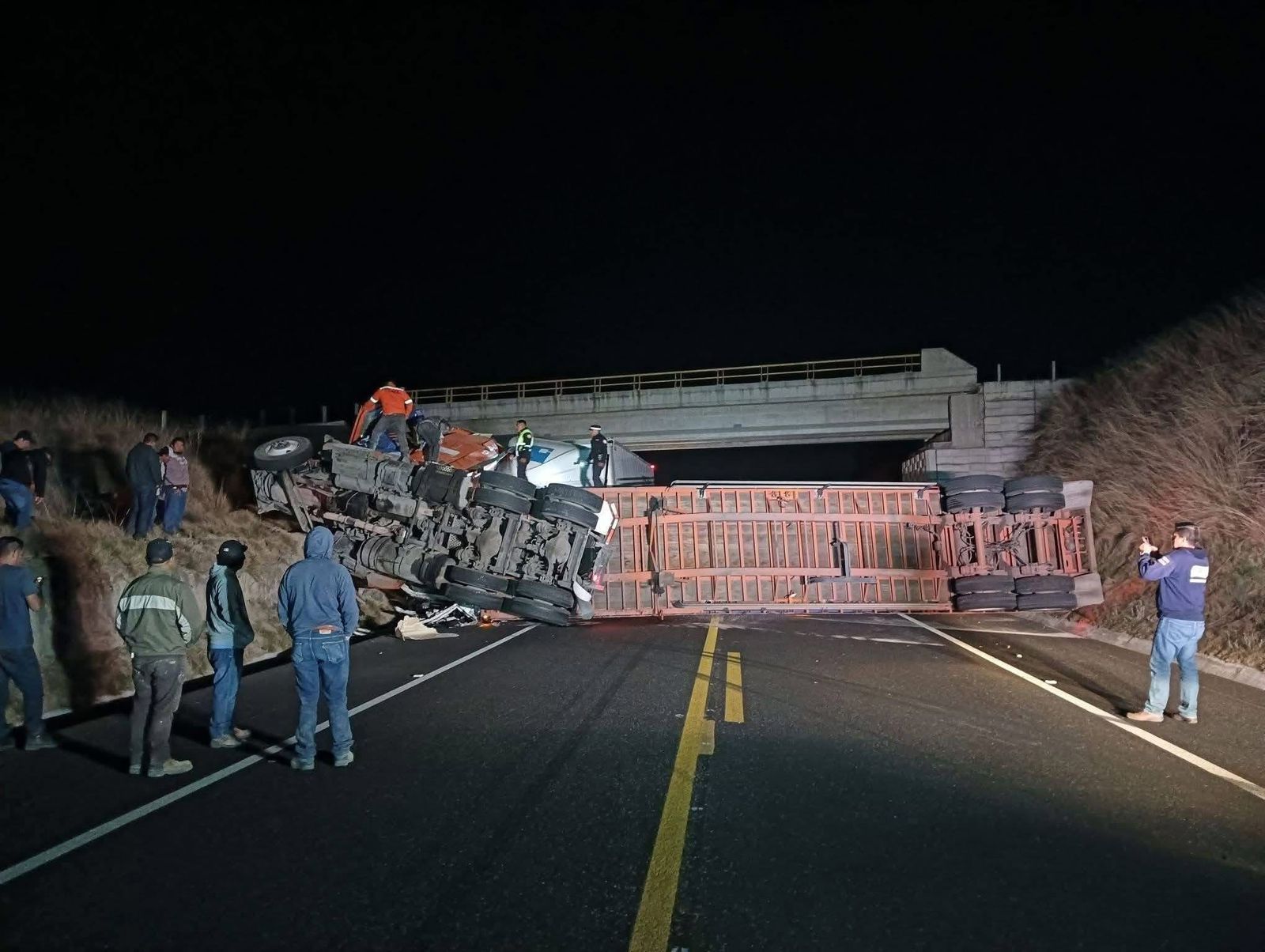 Choque entre tráileres en la Amozoc–Perote dejó un operador muerto y otro lesionado