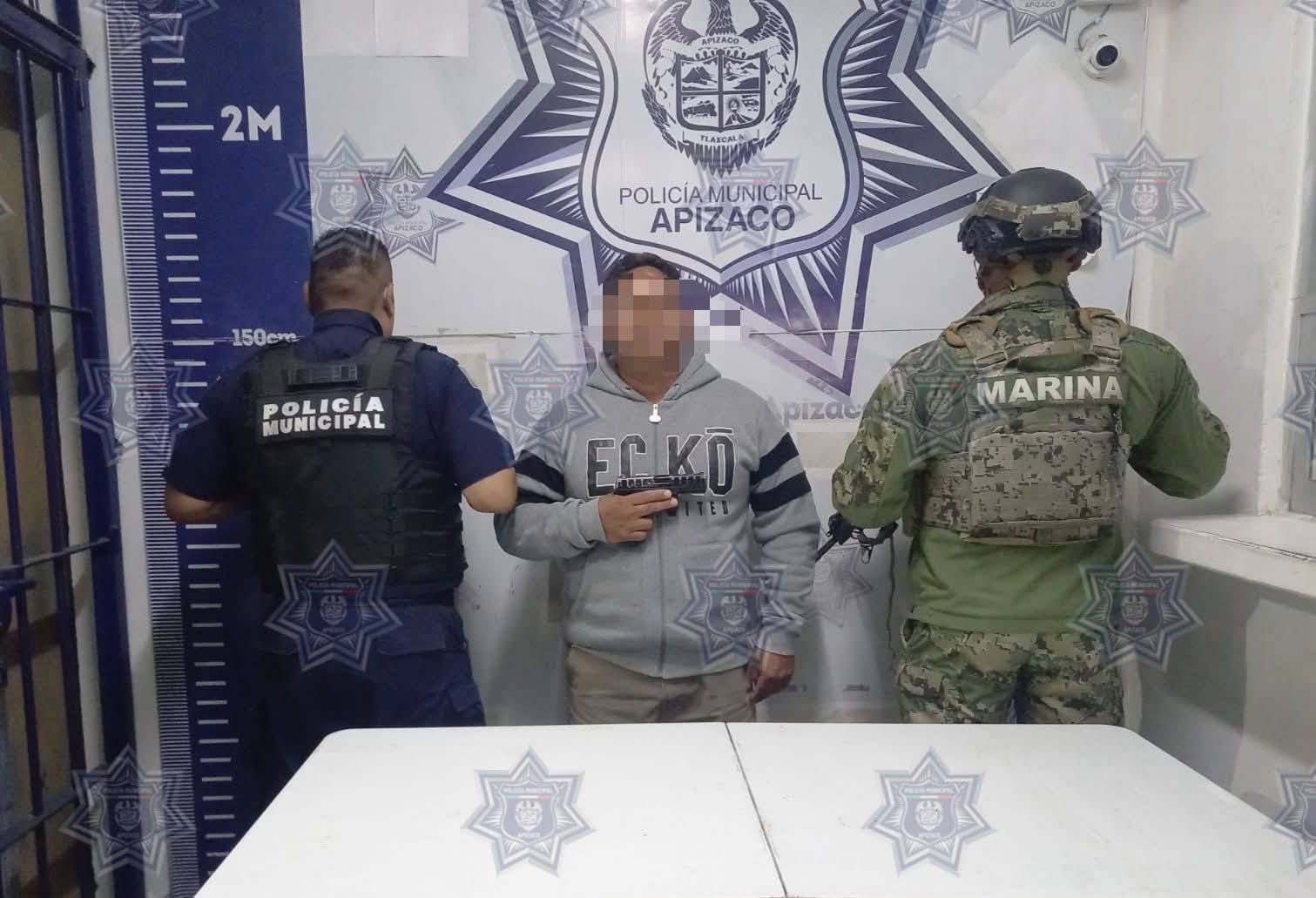 Detienen a hombre con réplica de arma de fuego, en Apizaco