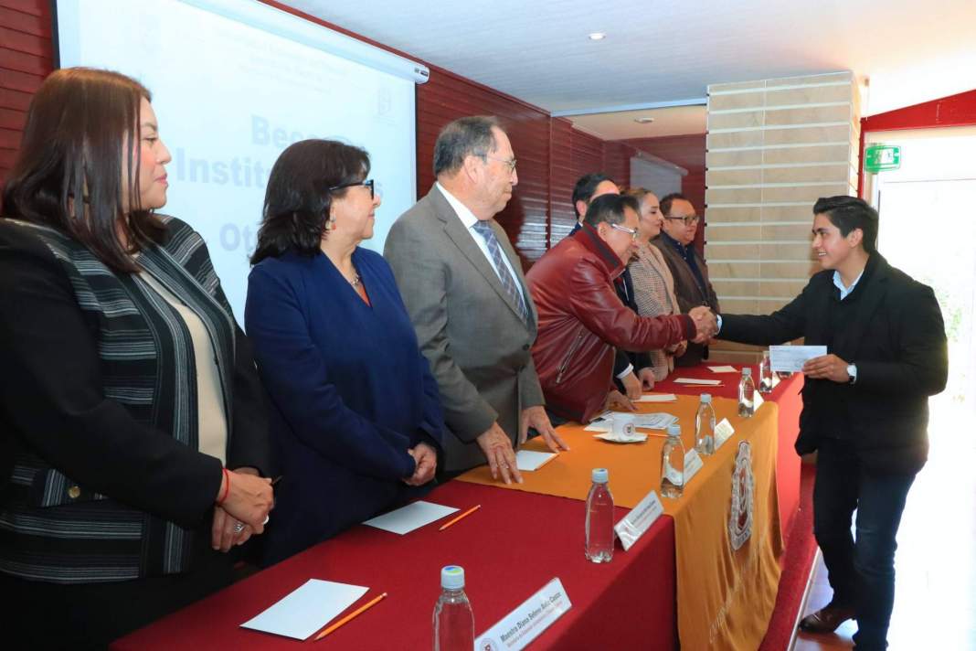 UATx impulsa a sus estudiantes con becas y proyectos que transforman su futuro